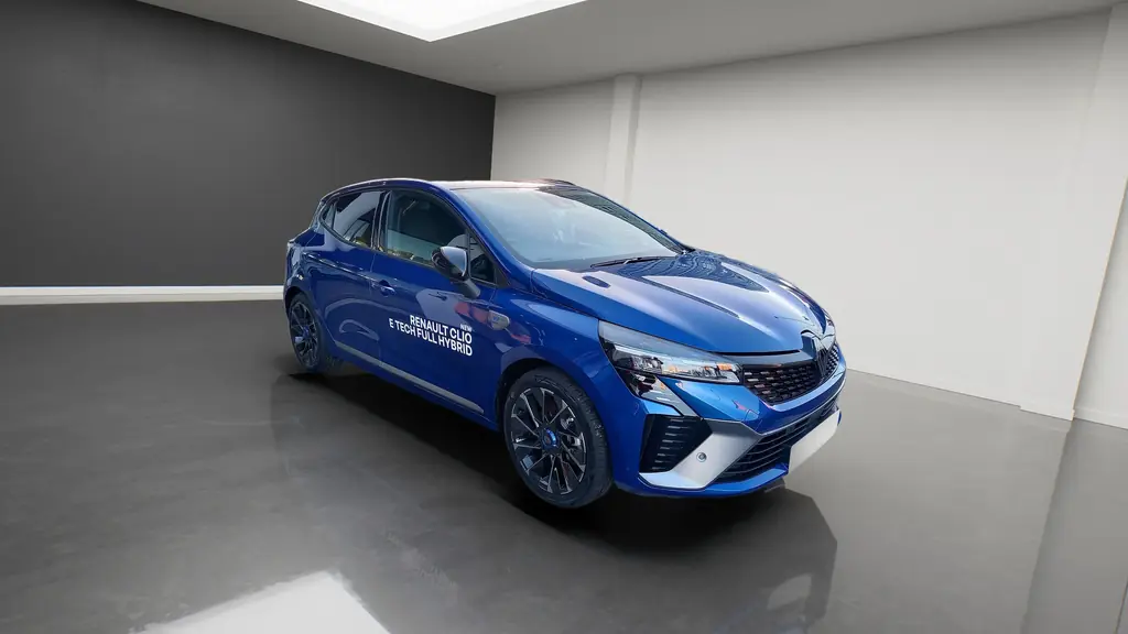 Clio bleue, en photo studio « Box photo de concession »