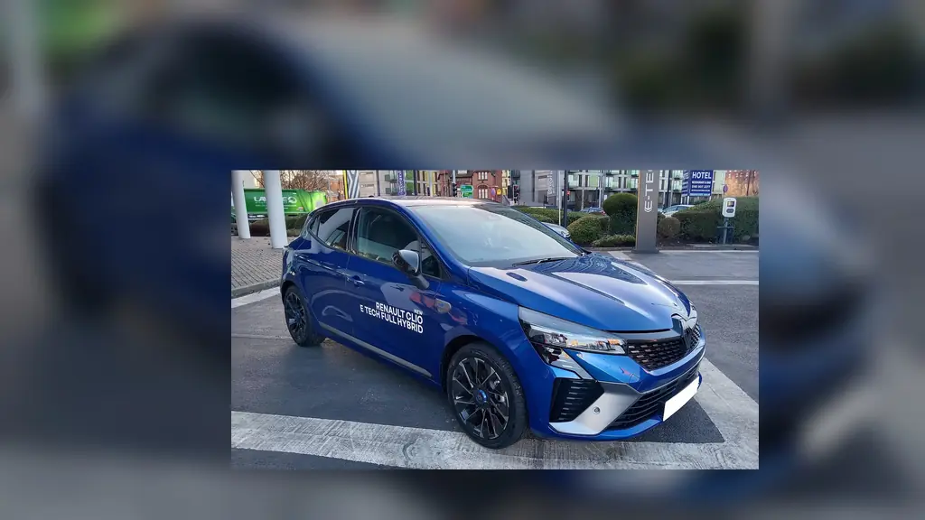 Une Renault Clio bleue photographiée sur un parking