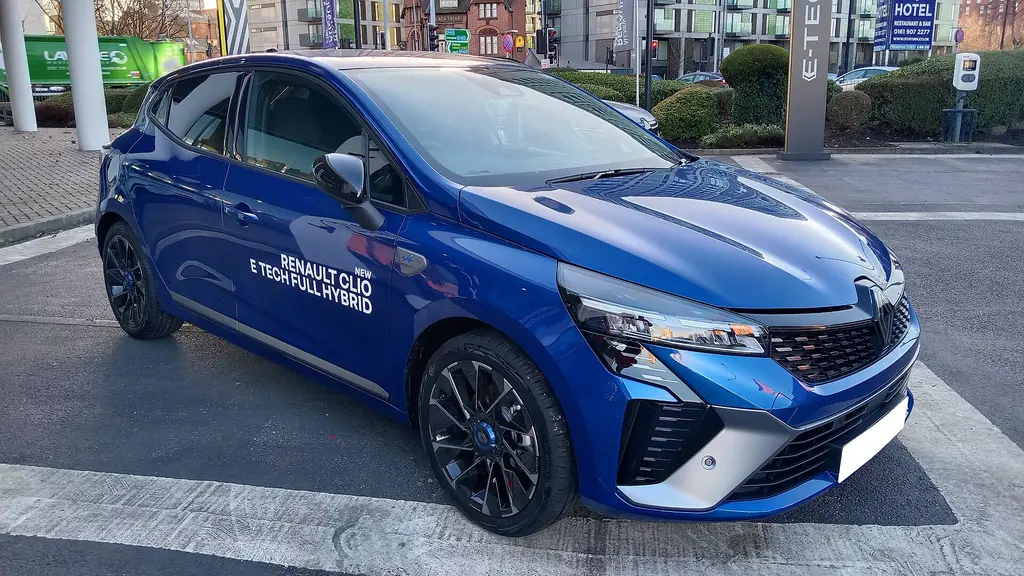 Renault Clio bleue de trois quarts avant, photo d'origine