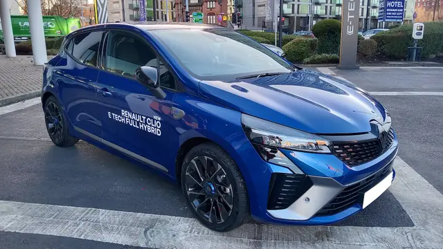 La même Clio photographiée au téléphone sur un parking