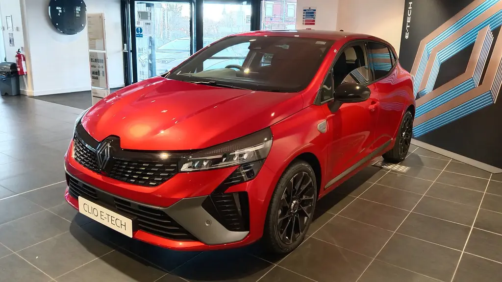 Clio rouge, la photo de départ sur un parking