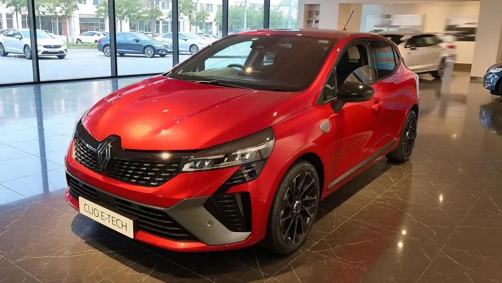 Une Clio rouge dans le même showroom vitré